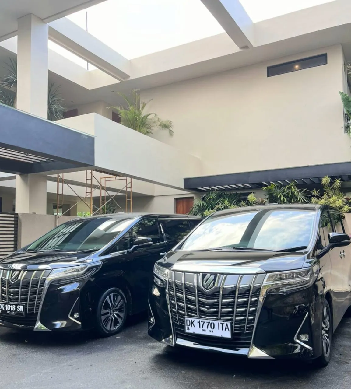 Dua Toyota Alphard di pintu masuk hotel