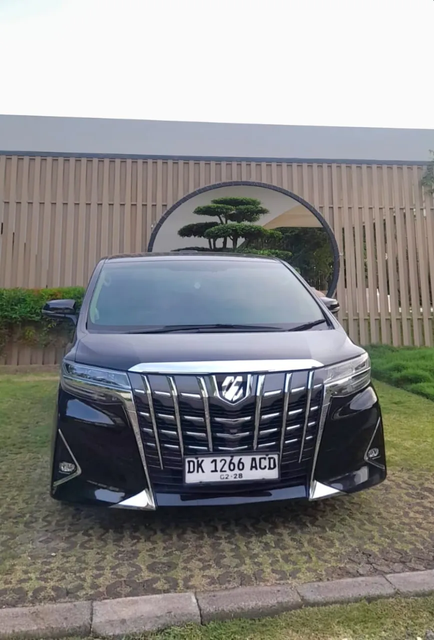 Toyota Alphard hitam di depan vila