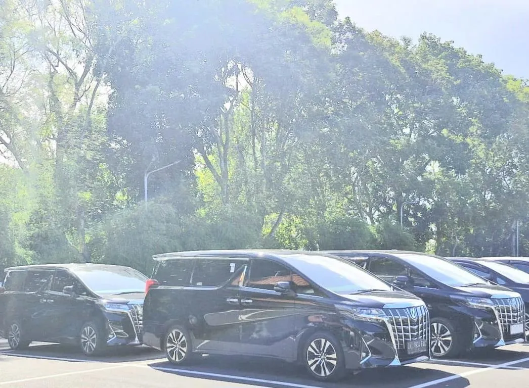 Deretan Toyota Alphard menunggu tamu