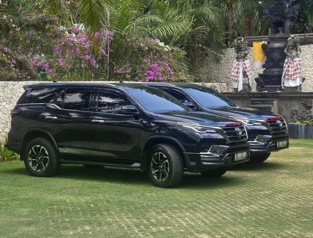 Dua SUV di taman tropis