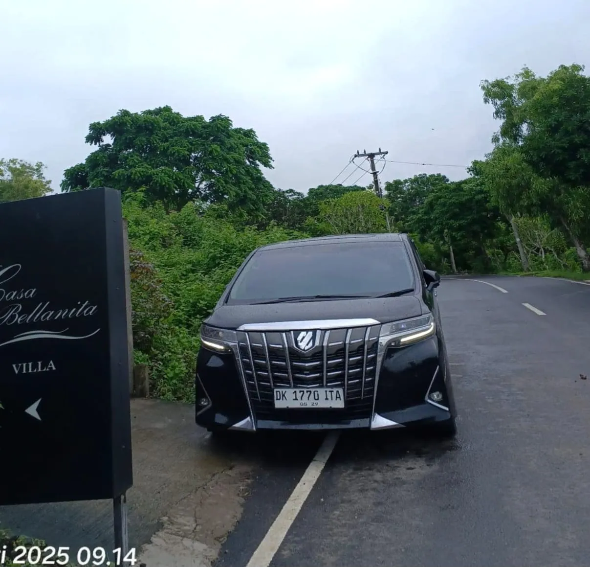 Toyota Alphard di halaman vila